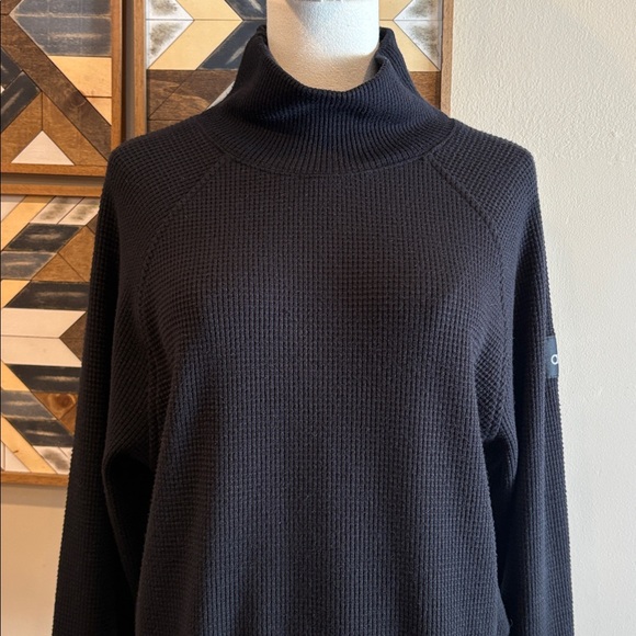 ALO Yoga Waffle Weekend Escape Mock Neck Long Sleeve in Black size Small - Picture 2 of 8